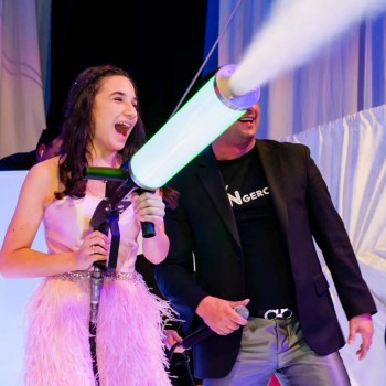 Bat mitzvah girl shoots tshirts to the crowd