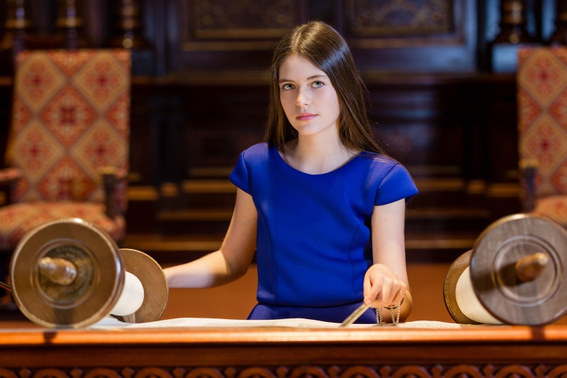 003-Bat-mitzvah-girl-portrait-with-Torah