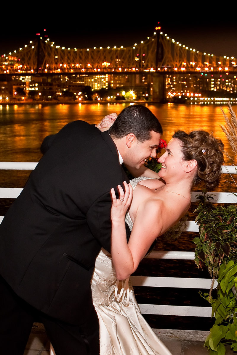 Happy-newlyweds-with-Manhattan-skyline-behind-them