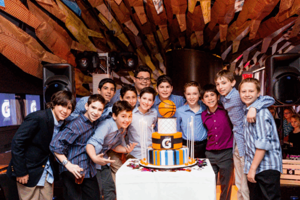 How to Include Friends in Your Mitzvah Photos